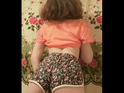 ❤️ ʻO ka pēpē ʻōpio uʻi e wehe ana i kona mau pōkole ma ka pahupaʻikiʻi ❤ Porn video ia makou ❤