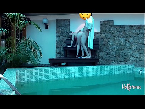 ❤️ Kāhea ʻo Boss i ke kaikamahine i ka loko wai, akā ʻaʻole hiki iā ia ke pale i ka wela ❤ Porn video ia makou ❤