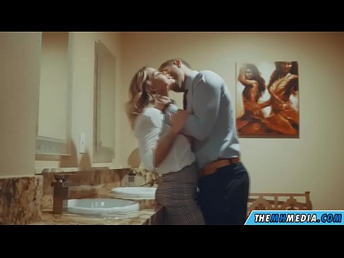 ❤️ Ke hoʻowalewale ʻia ʻoe e kahi blonde busty i kahi lumi hoʻomaha ākea ❤ Porn video ia makou ❤